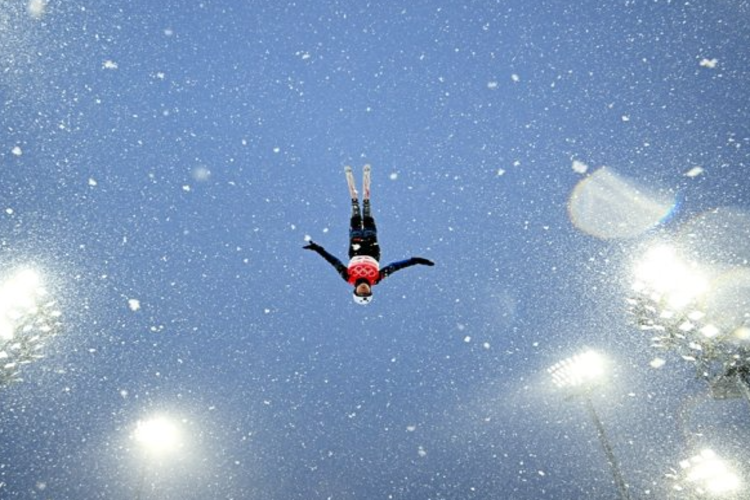 นักเล่นสกีต้องต่อสู้ดิ้นรนเมื่อหิมะตกลงมาในโอลิมปิกฤดูหนาว