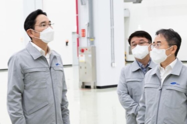 หัวหน้า Samsung เยี่ยมชมโรงงานอัจฉริยะของบริษัทพันธมิตรในปูซาน